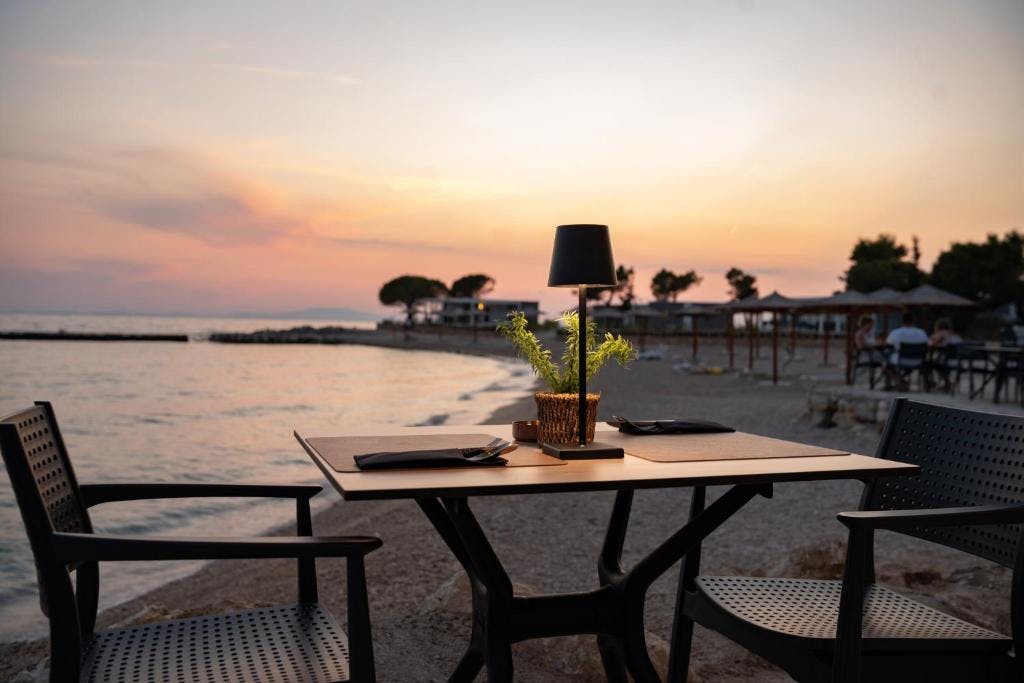 Terra Park Phalaris - Obiteljski kraj ljeta u savršenom kampu - Pinus Holiday Home s bazenom, Novalja, Pag, Dalmacija, Hrvatska - 682 EUR - 2x noćenje u Pinus Holiday Home s privatnim bazenom za do 5 osoba (4 odrasle osobe i 1 dijete do 11,99 godina), Korištenje privatnog grijanog bazena
