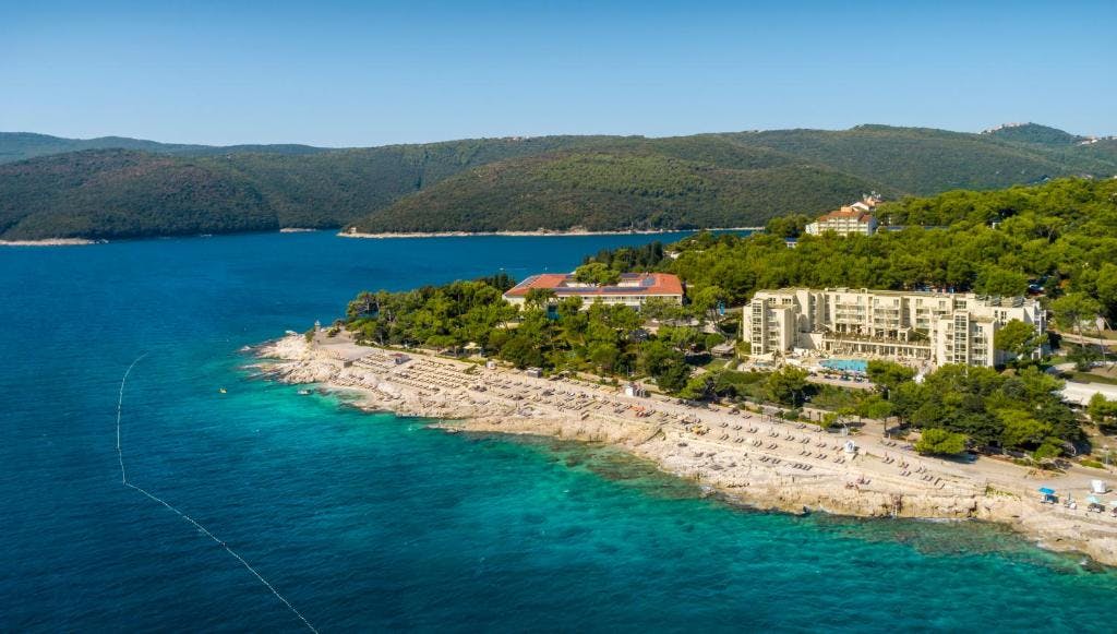 Valamar Sanfior Hotel & Casa - Vrhunski obiteljski odmor u Rapcu, Rabac, Hrvatska - 345 EUR - 2x noćenje u sobi „Room for 2+1 Seaside“ za 2 osobe (1 dijete do 11,99 godina besplatno), Polupansion s uključenim bezalkoholnim negaziranim pićima iz šankomata tijekom obroka