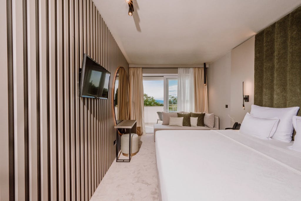 Hotel Malin - Poletje v vrhunskem hotelu na Krku - Superior soba, Malinska, otok Krk, Hrvaška - 841 EUR - 3x nočitev v Superior dvoposteljni sobi z balkonom za 2 osebi, Polpenzion