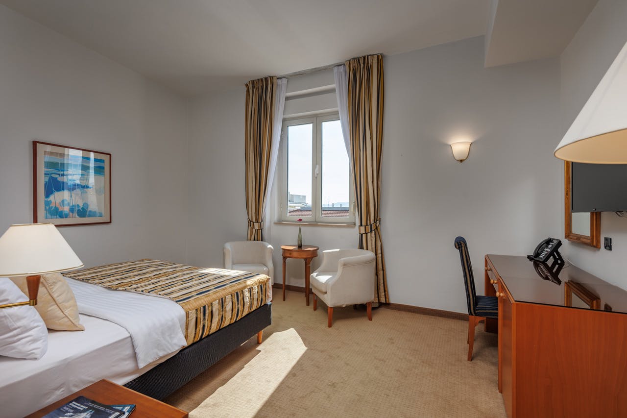 Grand Hotel Bonavia Rijeka - Poletje v Reki - Standard soba, Reka, Hrvaška - 272 EUR - 2x nočitev v dvoposteljni Standard sobi za 2 osebi, Zajtrk