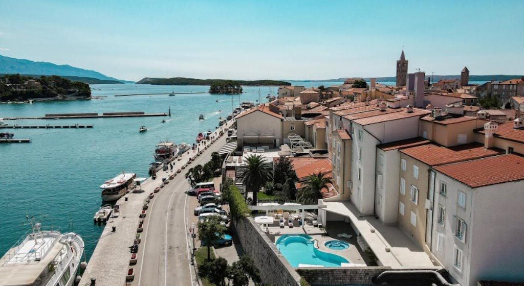 Hotel International - Kratak ljetni odmor na Rabu, Rab, Hrvatska - 392 EUR - 2x noćenje u dvokrevetnoj sobi s pogledom na grad ili more (ovisno o raspoloživosti) za 2 osobe (1 dijete do 6 godina besplatno), Polupansion