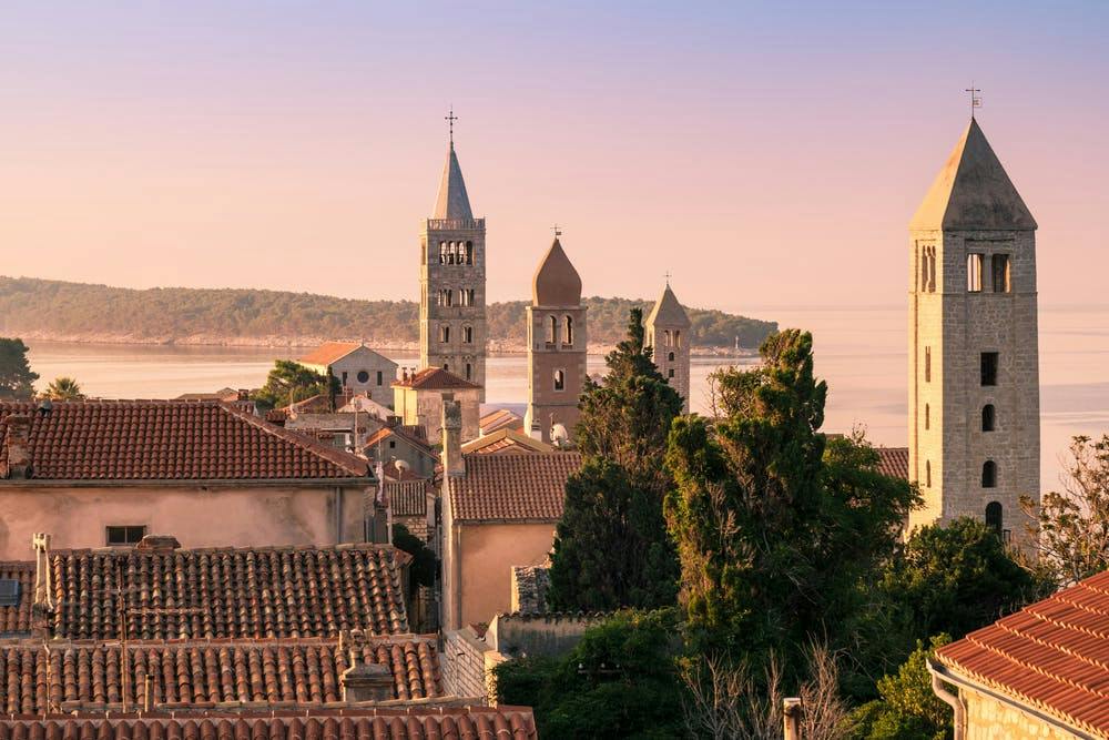 Hotel International - Kraj ljeta na prekrasnom Rabu, Rab, Hrvatska - 378 EUR - 3x noćenje u dvokrevetnoj sobi s pogledom na grad ili more (ovisno o raspoloživosti) za 2 osobe (1 dijete do 6 godina besplatno), Polupansion