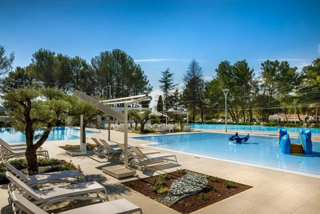 Kamp Valkanela - Obiteljski kraj ljeta u Standard mobilnoj kućici, Funtana, Hrvatska - 140 EUR - 2x noćenje u mobilnoj kućici Standard za do 6 osoba (4 odrasle osobe i 2 djece do 11,99 godina), Korištenje vanjskog bazena