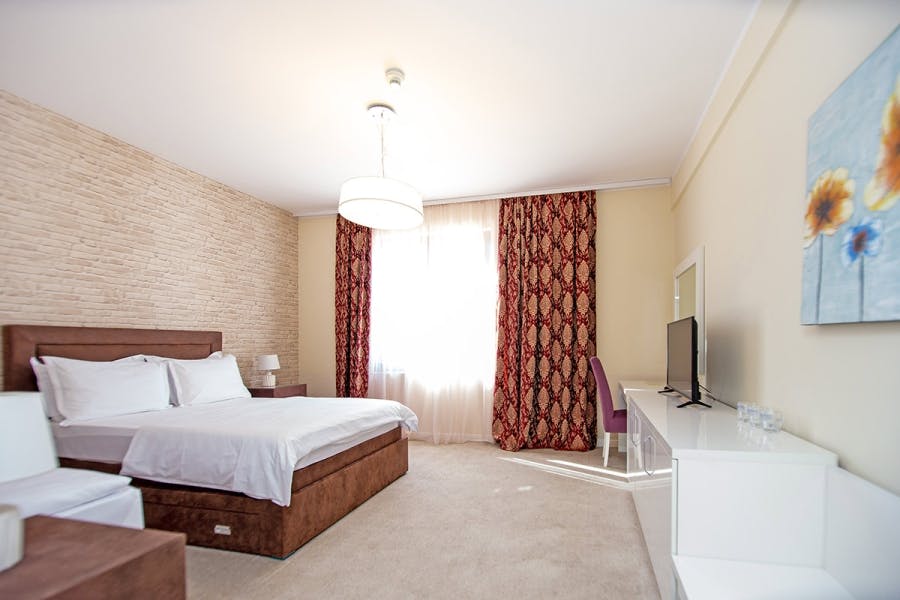 Hotel Opera - Družinski oddih na črnogorski obali, Prijevor, Jaz, Črna gora - 241 EUR - 2x nočitev v troposteljni sobi za 2 osebi (otrok do 12. leta brezplačno), Polpenzion