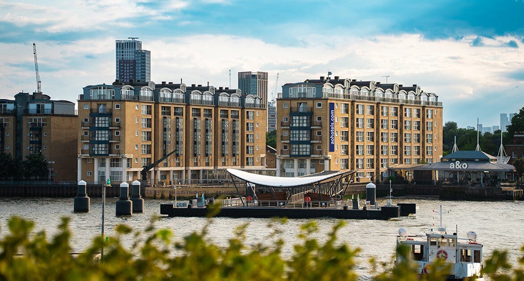 A&O London Docklands Riverside - Elegantni odmor tik uz Temzu, London, Ujedinjeno Kraljevstvo - 79 EUR - 1x noćenje u dvokrevetnoj Standard sobi ili obiteljskoj sobi za 2 osobe (2 djece do 17 godina besplatno), Buffet doručak