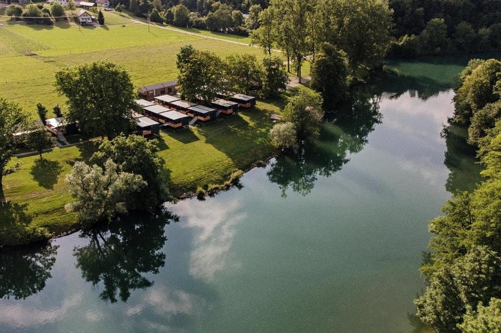 Magnolia House by the river - Jesenski odmor na rijeci Kupi - Mobilna kućica BB2, Gradac, Slovenija - 256 EUR - 2x noćenje u opremljenim mobilnim kućicama "Magnolia BB2" za 2 osobe, Posteljinu i ručnike