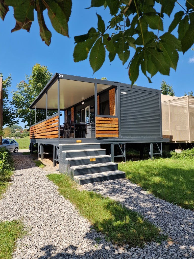 Magnolia House by the river - Poletni oddih ob reki Kolpi - Mobilna hiška Magnolia, Gradac, Slovenija - 427 EUR - 3x nočitev v opremljenih mobilnih hiškah "Magnolia" za do 6 oseb (4 odrasle osebe in 2 otroka do 15,99 let ali 5 odraslih oseb), Posteljnina in brisače