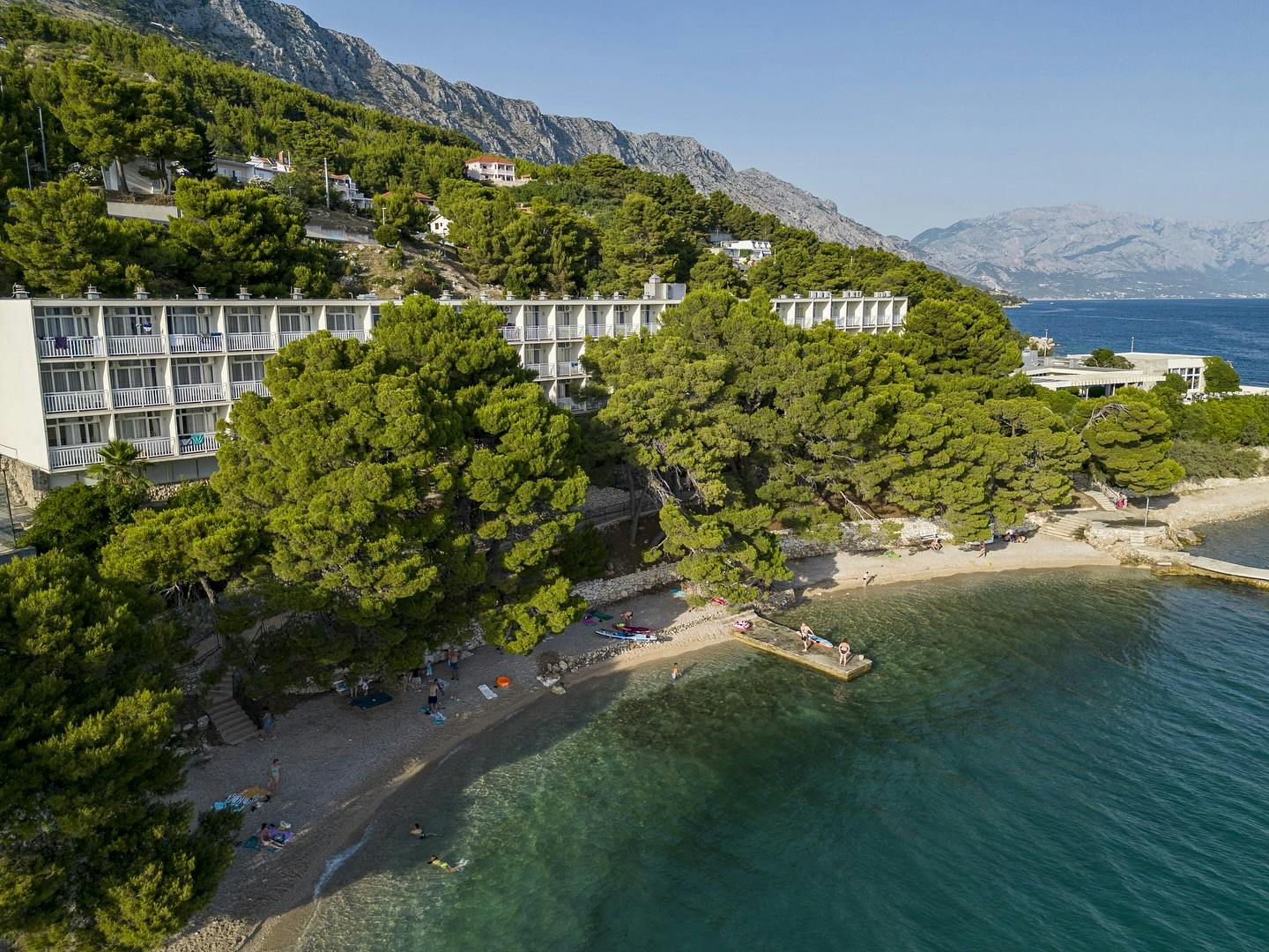 Sagitta Holiday Resort - Obiteljski kraj ljeta i jesen u Omišu - Superior soba, Omiš, Hrvatska - 271 EUR - 2x noćenje u Superior dvokrevetnoj sobi s balkonom (morska strana) za 2 osobe (1 dijete do 13,99 godina i 1 dijete do 7,99 godina besplatno), All inclusive