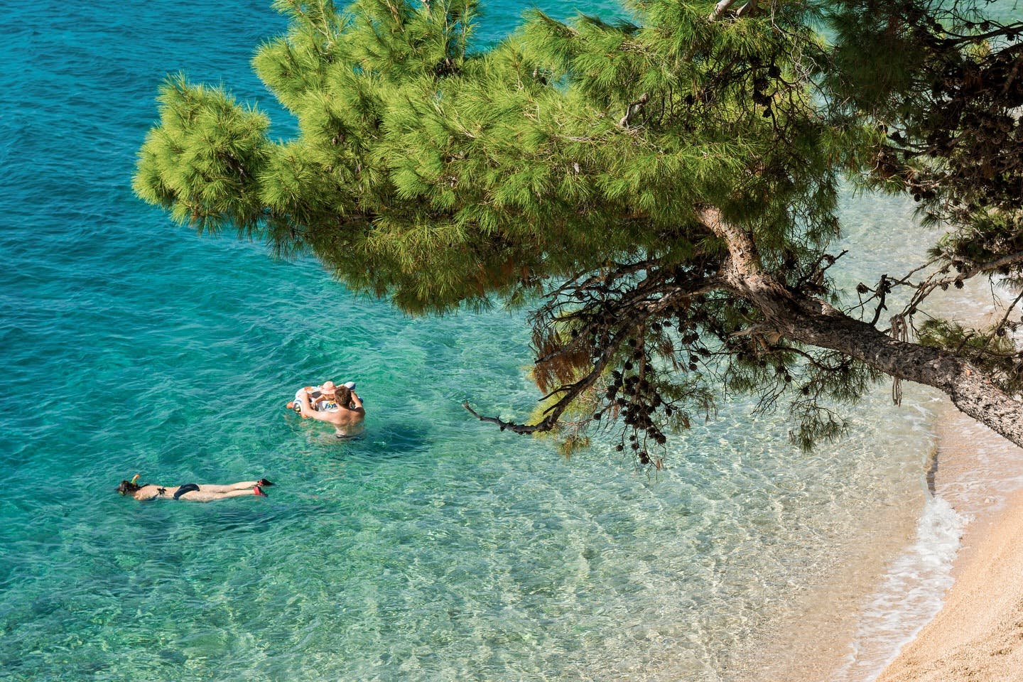 Sagitta Holiday Resort - Last minute obiteljski kraj ljeta u Omišu - Superior obiteljski apartman, Omiš, Hrvatska - 746 EUR - 3x noćenje u Superior obiteljskom apartmanu s bočnim pogledom na more i balkonom (2+2) za 2 osobe (2 djece do 13,99 godina i 1 dijete do 7,99 godina besplatno), All inclusive
