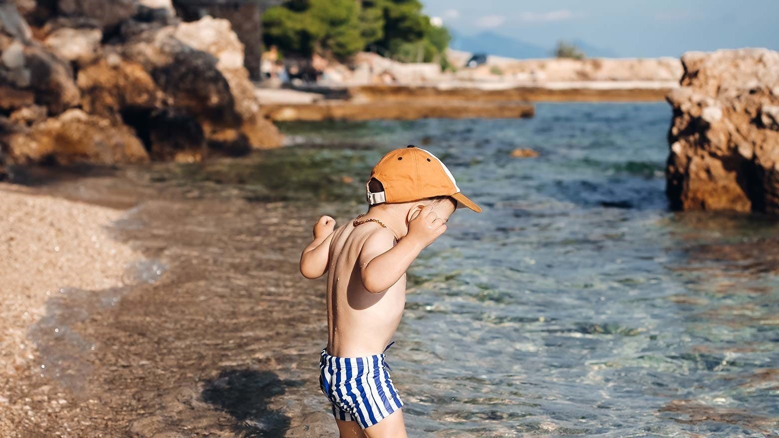Sagitta Holiday Resort - Last minute obiteljski kraj ljeta u Omišu - Superior obiteljski apartman, Omiš, Hrvatska - 396 EUR - 2x noćenje u Superior obiteljskom apartmanu s bočnim pogledom na more i balkonom (2+2) za 2 osobe (2 djece do 13,99 godina i 1 dijete do 7,99 godina besplatno), All inclusive