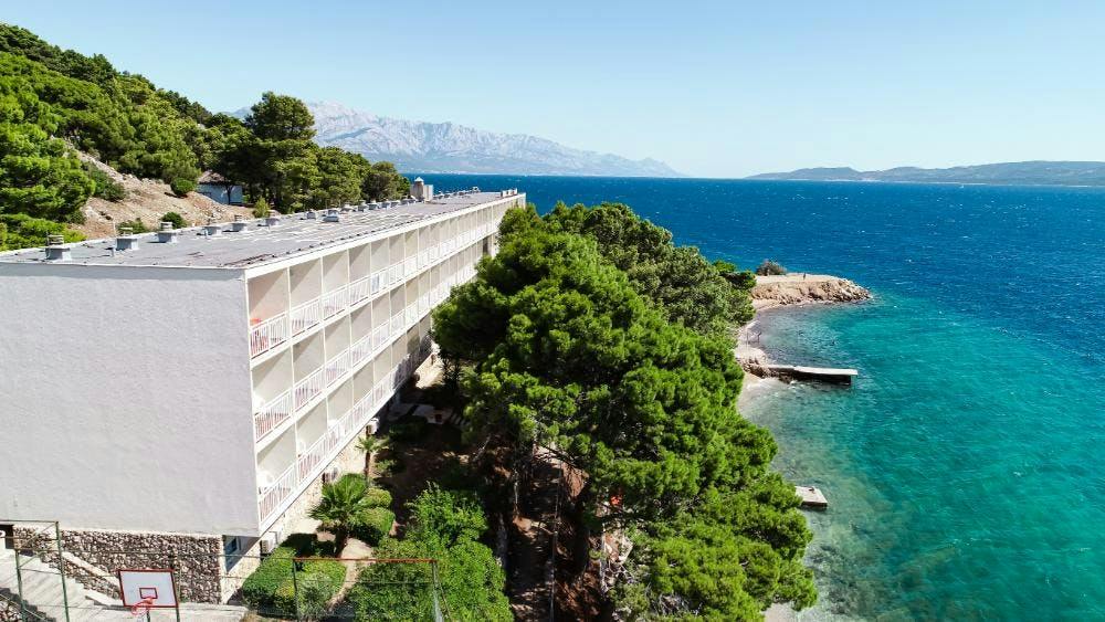 Sagitta Holiday Resort - Obiteljski kraj ljeta u Omišu - Superior soba, Omiš, Hrvatska - 229 EUR - 2x noćenje u Superior dvokrevetnoj sobi s balkonom (morska strana) za 2 osobe (1 dijete do 13,99 godina i 1 dijete do 4,99 godina besplatno), All inclusive
