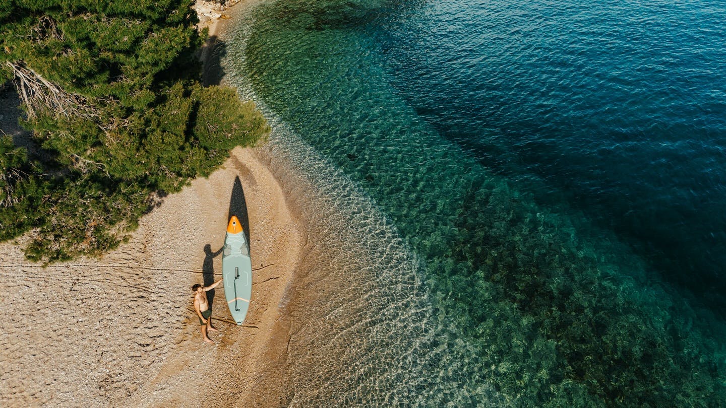 Sagitta Holiday Resort - Last minute obiteljski kraj ljeta u Omišu - Superior bungalov, Omiš, Hrvatska - 332 EUR - 2x noćenje u Superior bungalovu (2+1) za 2 osobe (1 dijete do 13,99 godina i 1 dijete do 7,99 godina besplatno), All inclusive
