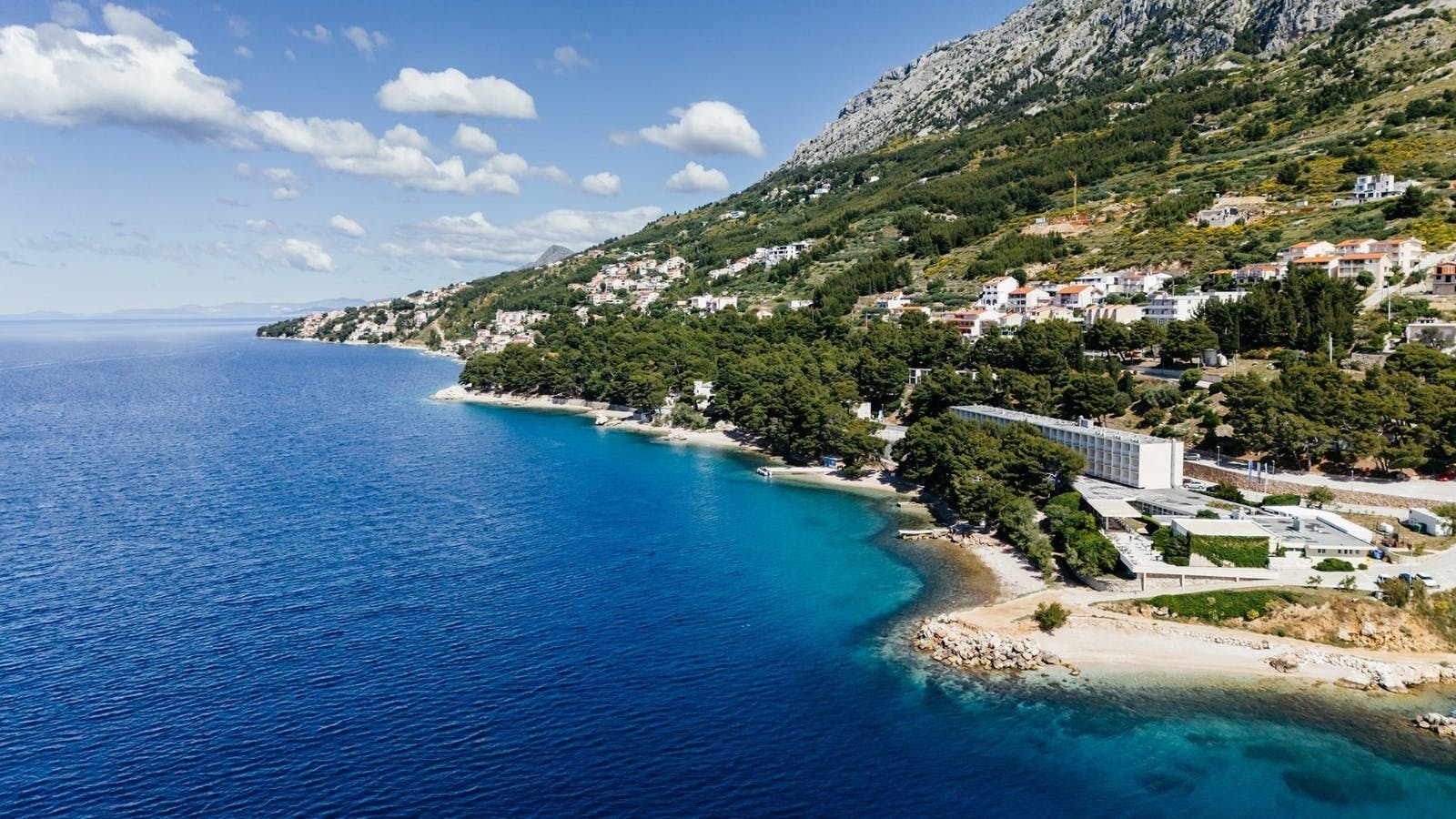 Sagitta Holiday Resort - Obiteljski kraj ljeta i jesen u Omišu - Superior obiteljski apartman, Omiš, Hrvatska - 372 EUR - 2x noćenje u Superior obiteljskom apartmanu s bočnim pogledom na more i balkonom (2+2) za 2 osobe (2 djece do 13,99 godina i 1 dijete do 7,99 godina besplatno), All inclusive