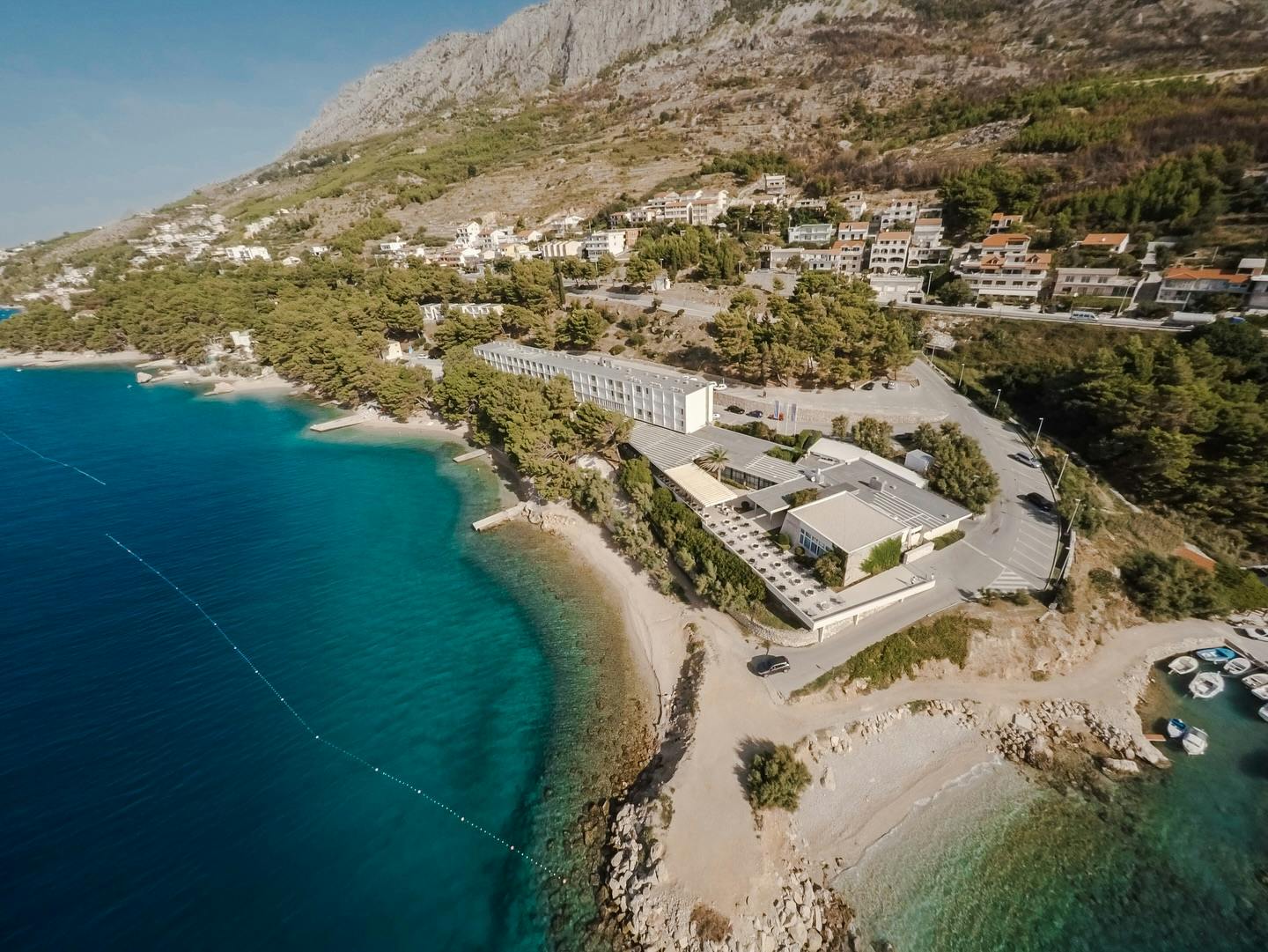 Sagitta Holiday Resort - Kraj ljeta i jesen u Omišu - Standard soba, Omiš, Hrvatska - 339 EUR - 3x noćenje u Standard dvokrevetnoj sobi za 2 osobe (1 dijete do 7,99 godina besplatno), All inclusive