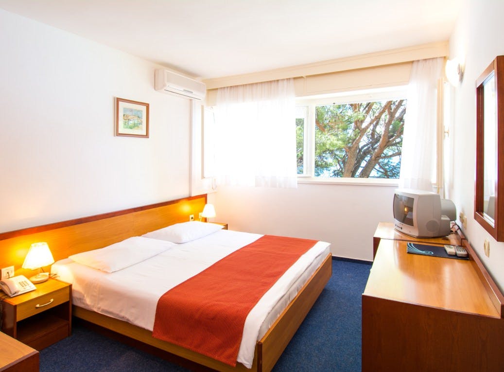 Sagitta Holiday Resort - Konec poletja in jesen v Omišu - Standard soba, Omiš, Hrvaška - 226 EUR - 2x nočitev v Standard dvoposteljni sobi za 2 osebi (1 otrok do 7,99 let brezplačno), All inclusive