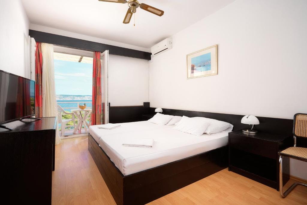 Hotel Hvar - All inclusive konec poletja na Hvaru, Jelsa, otok Hvar, Dalmacija, Hrvaška - 304 EUR - 2x nočitev v dvoposteljni Comfort sobi z dodatnim ležiščem in balkonom (morska stran) za 2 osebi (1. otrok do 11,99 let in 2. otrok do 2,99 let brezplačno), All Inclusive z vključeno pijačo ob obrokih