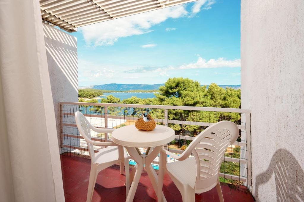 Hotel Hvar - All inclusive kraj ljeta na Hvaru, Jelsa, Hrvatska - 456 EUR - 3x noćenje u Comfort dvokrevetnoj sobi s pomoćnim ležajem i balkonom (morska strana) za 2 osobe (1. dijete do 11,99 godina i 2. dijete do 2,99 godina besplatno), All Inclusive s uključenim pićem uz obroke