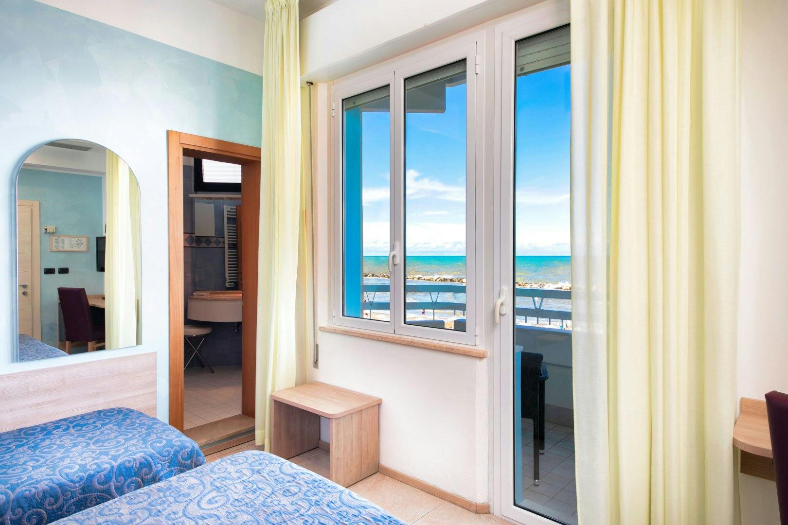 Hotel Levante - All inclusive light konec poletja tik ob plaži, Bellaria Igea Marina, Italija - 1070 EUR - 5x nočitev v dvoposteljni sobi z balkonom za 2 osebi, All inclusive light v hotelski restavraciji