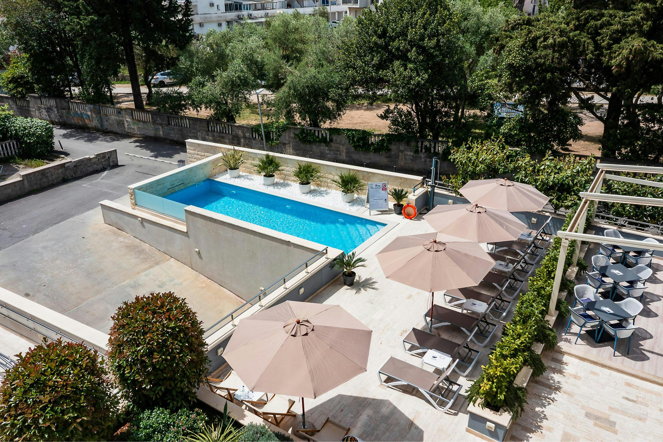 Hotel Idila by Aycon - Obiteljsko ljeto, Budva, Crna Gora - 476 EUR - 3x noćenje u dvokrevetnoj Deluxe sobi s pogledom na park za 2 osobe (1 dijete do 11,99 godina besplatno), Doručak