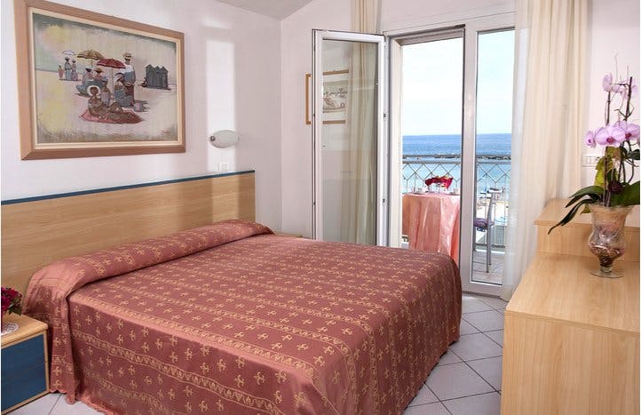 Hotel Royal Inn - Popoln konec poletja tik ob plaži v Italiji, San Mauro A Mare, Italija - 396 EUR - 3x nočitev v dvoposteljni sobi z balkonom (glede na razpoložljivost) za 2 osebi, Polpenzion v hotelski restavraciji z vključenimi pijačami