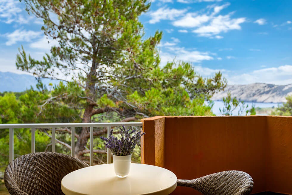 San Marino Resort - Hotel Veli Mel - Družinski jesenski oddih na Rabu, Lopar, Rab, Hrvaška - 114 EUR - 1x nočitev v "sobi 2+1" za 2 osebi (1 otrok do 13,99 let brezplačno), Polpenzion