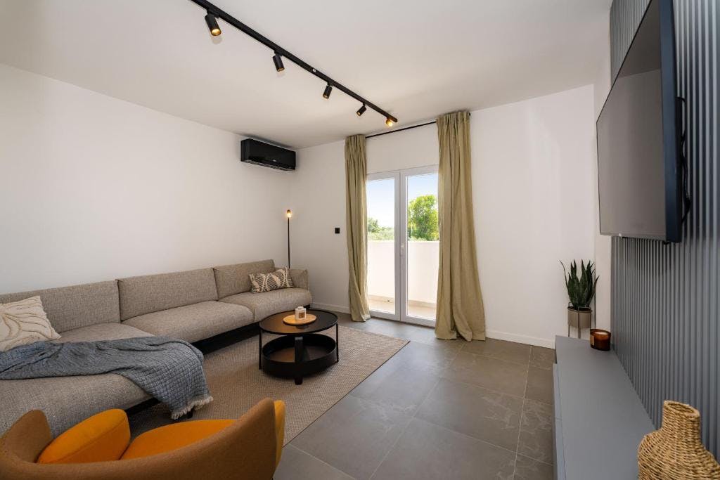 Villa Campi Dalmatia - Oddih v luksuzni villi z bazenom v Zadru, Galovac, Zadar, Hrvaška - 1879 EUR - 4x nočitev v luksuzni villi z bazenom za 10 oseb, Uporaba zasebnega ogrevanega bazena z ležalniki