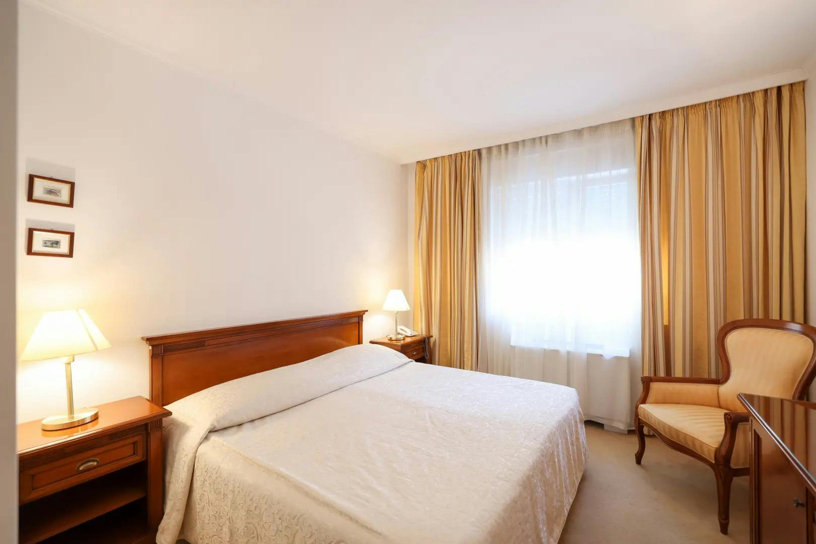 Hotel Val - Poletje v Trogirju, Seget Donji, Trogir, Dalmacija, Hrvaška - 260 EUR - 3x nočitev v dvoposteljni Classic sobi (stran park) za 2 osebi (1. otrok do 2,99 let in 2. otrok do 11,99 let brezplačno), Samopostrežni zajtrk