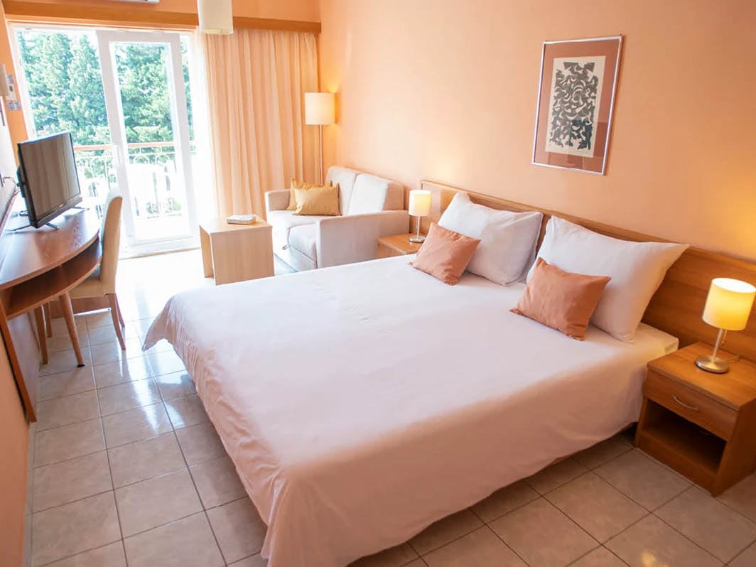 Aminess Vival Casa Velaris - Poletje na Braču za družine, Supetar, otok Brač, Dalmacija, Hrvaška - 872 EUR - 4x nočitev v dvoposteljni Comfort sobi z balkonom za 2 osebi (1 otrok do 9,99 let brezplačno), Polpenzion