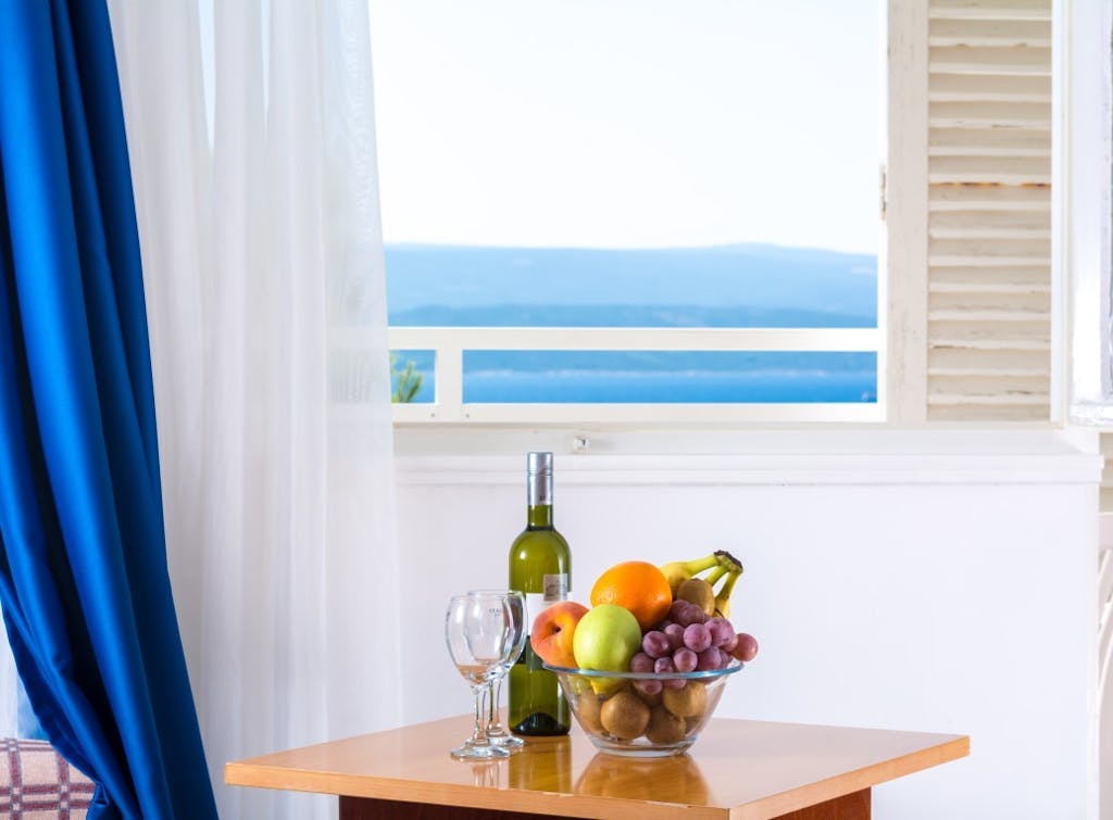 Sagitta Holiday Resort - Družinski konec poletja in jesen v Omišu - Superior soba, Omiš, Hrvaška - 271 EUR - 2x nočitev v Superior dvoposteljni sobi z balkonom (morska stran) za 2 osebi (1 otrok do 13,99 let in 1 otrok do 7,99 let brezplačno), All inclusive