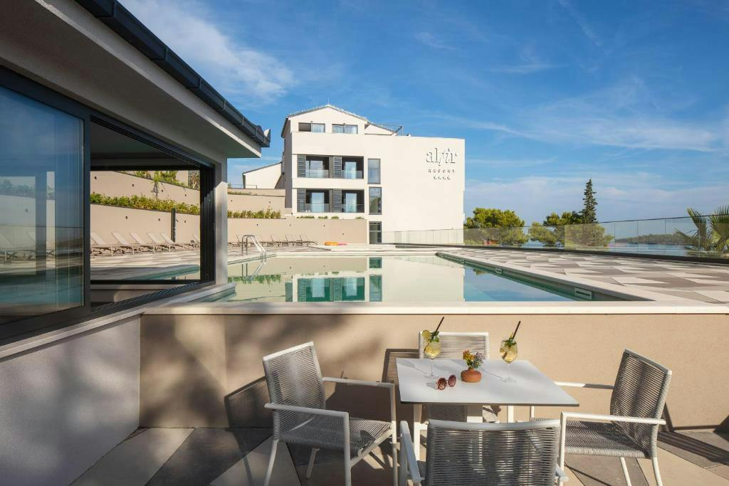 Aminess Alfir Hotel - Kraj ljeta na Korčuli, Korčula, Hrvatska - 328 EUR - 2x noćenje u Premium suite s balkonom za 2 osobe (2 djece do 9,99 godina besplatno), Polupansion i uključeno piće uz večeru