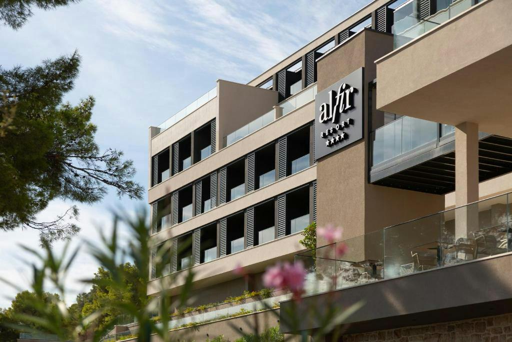 Aminess Alfir Hotel - Last minute odmor na Korčuli, Korčula, Hrvatska - 279 EUR - 2x noćenje u Premium suite s balkonom za 2 osobe (2 djece do 9,99 godina besplatno), Polupansion i uključeno piće uz večeru