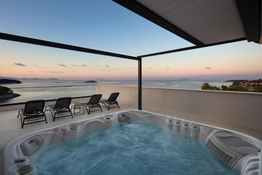 Aminess Alfir Hotel - Jesenski odmor na Korčuli, Korčula, Hrvatska - 207 EUR - 2x noćenje u Premium suite s balkonom za 2 osobe (2 djece do 9,99 godina besplatno), Polupansion i uključeno piće uz večeru
