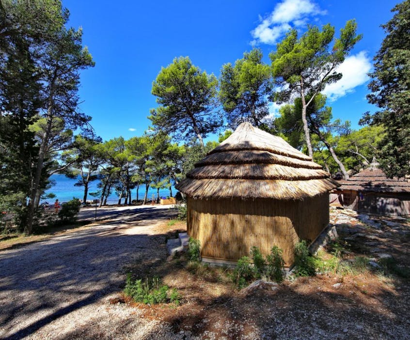 Pine Beach Pakoštane - All inclusive light oddih s športom in naravo - Posebna ponudba za družine, Pakoštane, Hrvaška - 337 EUR - 2x nočitev v Comfort bungalovu (brez elektrike) za 3 osebe (2 otroka do 3,99 let brezplačno), All inclusive light