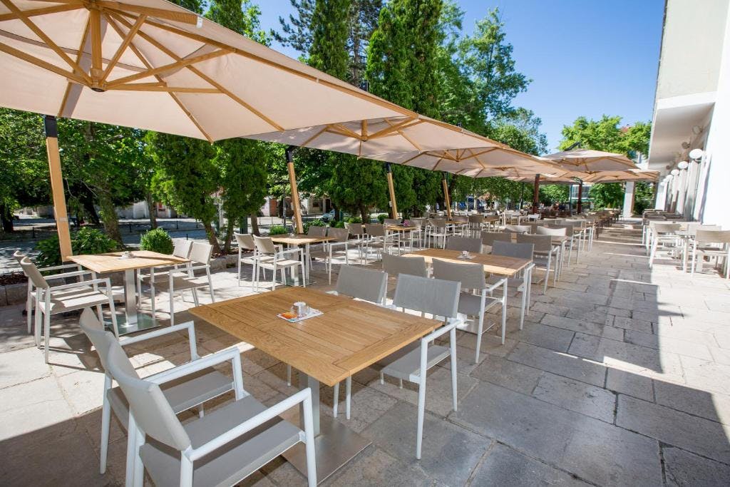 Hotel Onogošt - Doživite ljepote Nikšića, Nikšić, Crna Gora - 89 EUR - 1x noćenje u Deluxe dvokrevetnoj sobi s odvojenim ili spojenim king krevetom i pogledom na grad za 2 osobe, Doručak