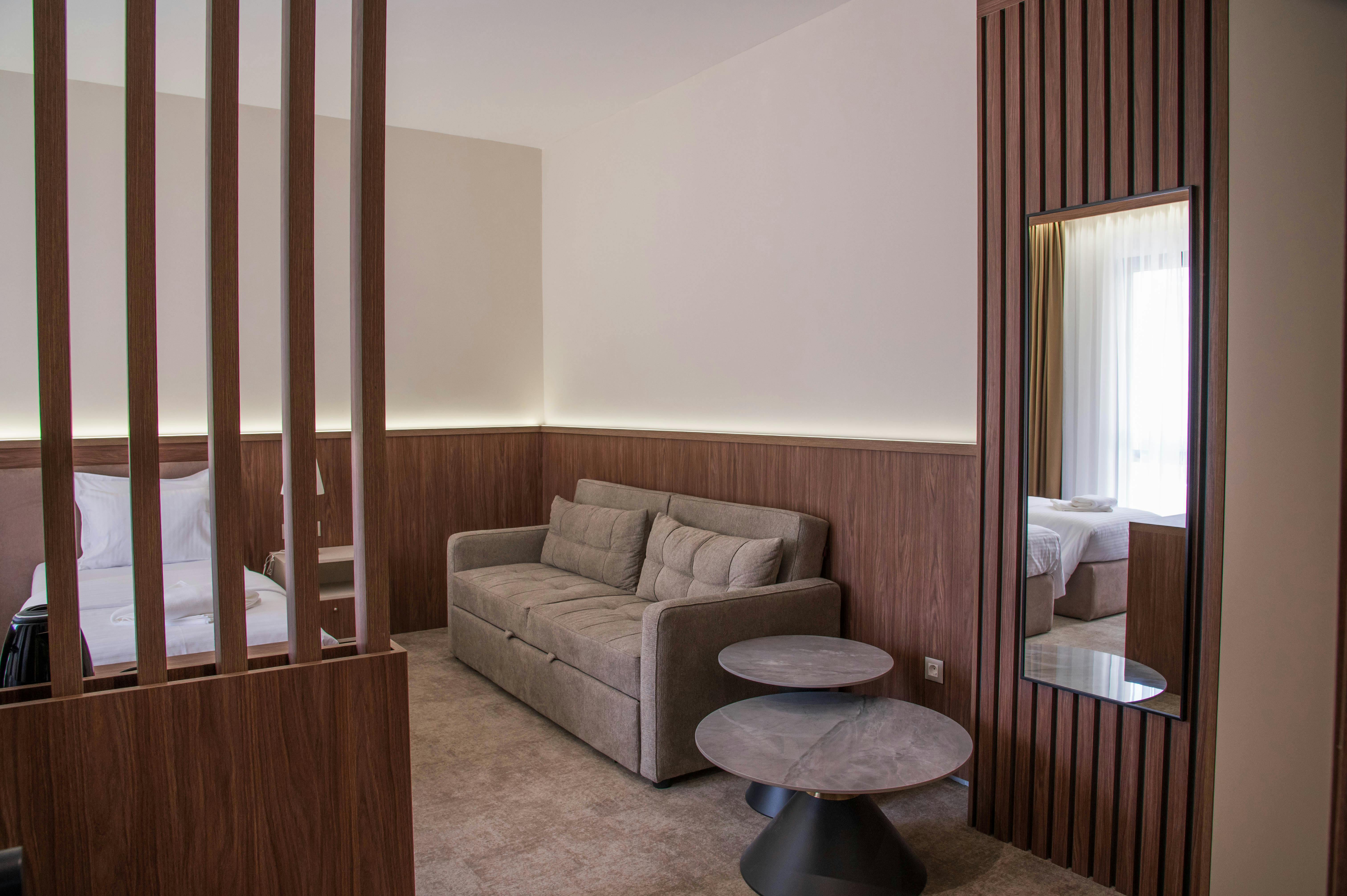 Hotel Onogošt - Doživite lepote Nikšića, Nikšić, Črna gora - 89 EUR - 1x nočitev v Deluxe dvoposteljni sobi z ločeno ali združeno kraljevsko posteljo in pogledom na mesto za 2 osebi, Zajtrk