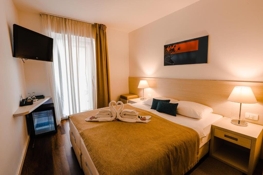 Hotel Borovnik - Poletne počitnice v dvoje v Dalmaciji - Economy soba, Tisno, otok Murter, Dalmacija, Hrvaška - 1225 EUR - 7x nočitev v dvoposteljni Economy sobi za 2 osebi, Polpenzion
