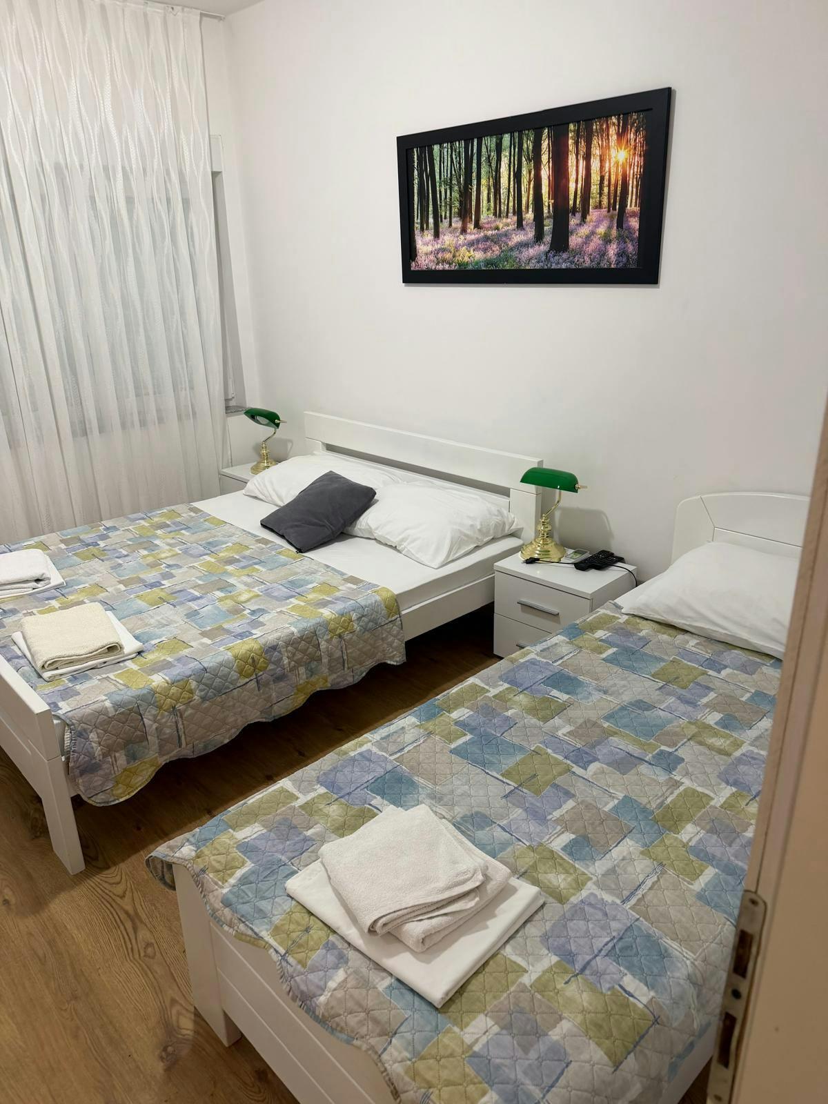 Hotel Riviera - Septembrski oddih na jadranski obali, Starigrad, Hrvaška - 300 EUR - 3x nočitev v triposteljni sobi za do 3 osebe (3 odrasle osebe ali 2 odrasli in 1 otrok), Zajtrk
