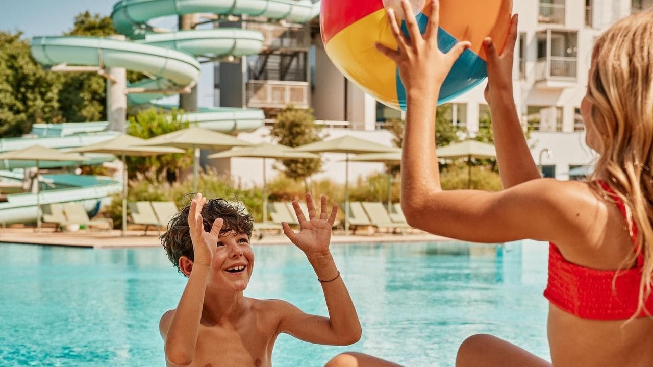 Falkensteiner Family Hotel Diadora - Last minute zabavni odmor za obitelji - Falky room 2+2, Petrčane, Hrvatska - 998 EUR - 2x noćenje u Family Superior sobi s balkonom za 2 osobe (2 djece do 11,99 godina besplatno), Polupansion