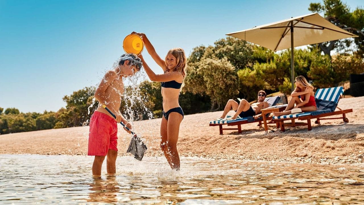 Falkensteiner Family Hotel Diadora - Last minute zabavni odmor za obitelji - Falky room 2+2, Petrčane, Hrvatska - 1.038 EUR - 2x noćenje u Family Superior sobi s balkonom za 2 osobe (2 djece do 11,99 godina besplatno), Polupansion