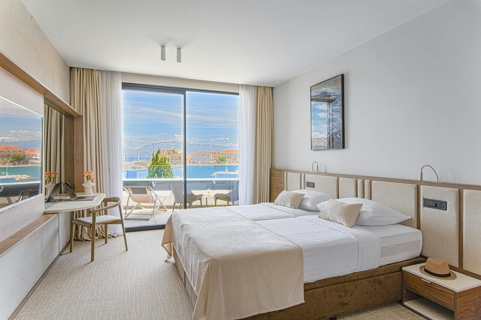 Grand Hotel View - Romantično poletje na Braču - Posebna akcijska cena, Postira, Hrvaška - 1265 EUR - 5x nočitev v dvoposteljni Superior sobi z balkonom (stranski pogled na morje) za 2 osebi, Polpenzion