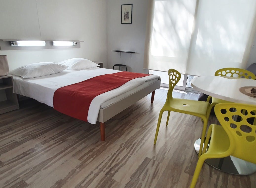 Sagitta Holiday Resort - Družinska jesen v Omišu - Standard bungalov, Omiš, Hrvaška - 288 EUR - 2x nočitev v Standard bungalovu (2+1) za 2 osebi (1 otrok do 13,99 let in 1 otrok do 7,99 let brezplačno), All inclusive