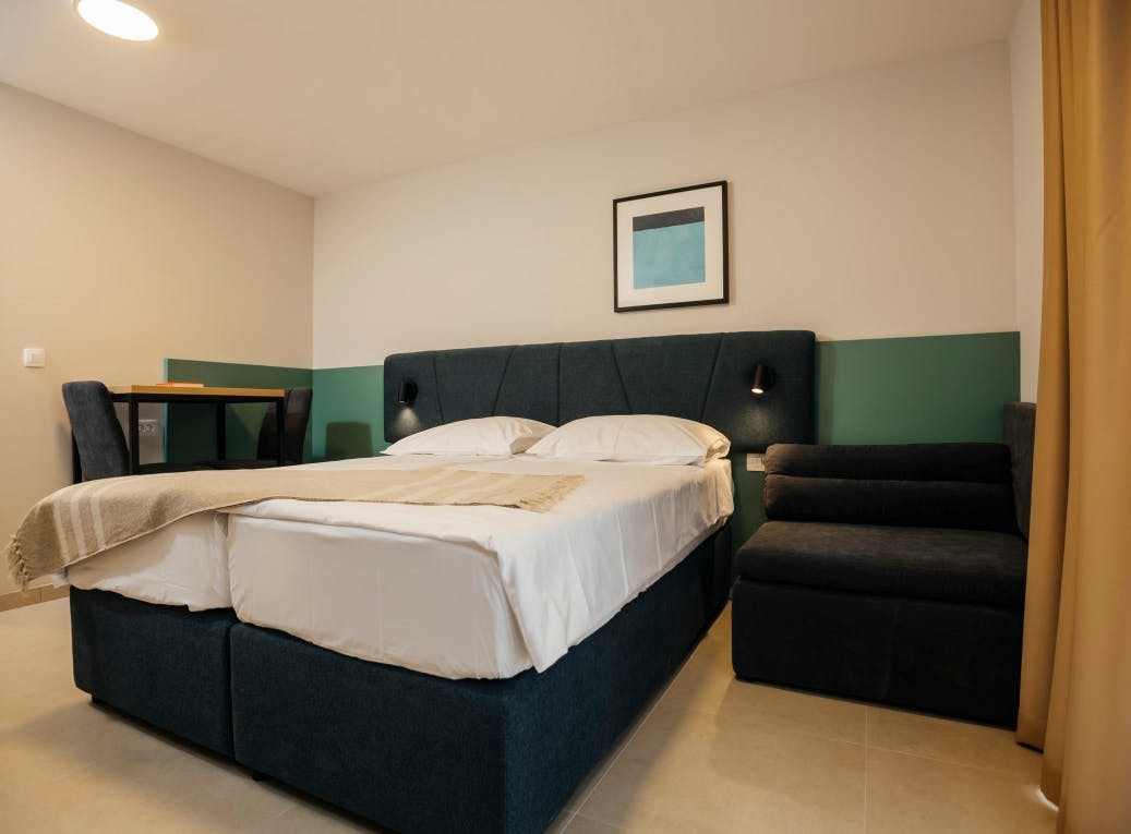 Sagitta Holiday Resort - Last minute družinski konec poletja v Omišu - Superior bungalov, Omiš, Hrvaška - 660 EUR - 3x nočitev v Superior bungalovu (2+1) za 2 osebi (1 otrok do 13,99 let in 1 otrok do 7,99 let brezplačno), All inclusive