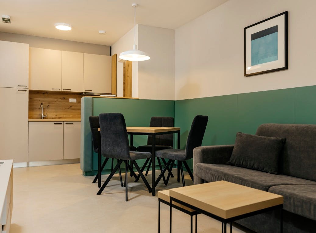 Sagitta Holiday Resort - Last minute družinski konec poletja v Omišu - Superior družinski apartma, Omiš, Hrvaška - 746 EUR - 3x nočitev v Superior družinskem apartmaju s stranskim pogledom na morje in z balkonom (2+2) za 2 osebi (2 otroka do 13,99 let in 1 otrok do 7,99 let brezplačno), All inclusive