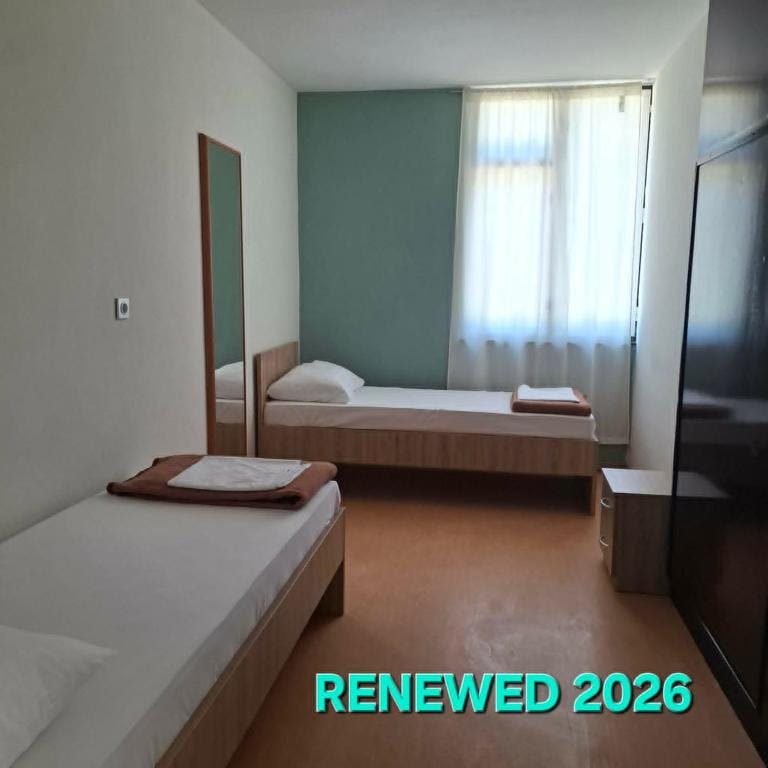 Youth Hostel Pinesta - Poletje v Novigradu, Novigrad, Istra, Hrvaška - 214 EUR - 2x nočitev v dvoposteljni twin sobi (z enojnimi posteljami) za 2 osebi, Zajtrk