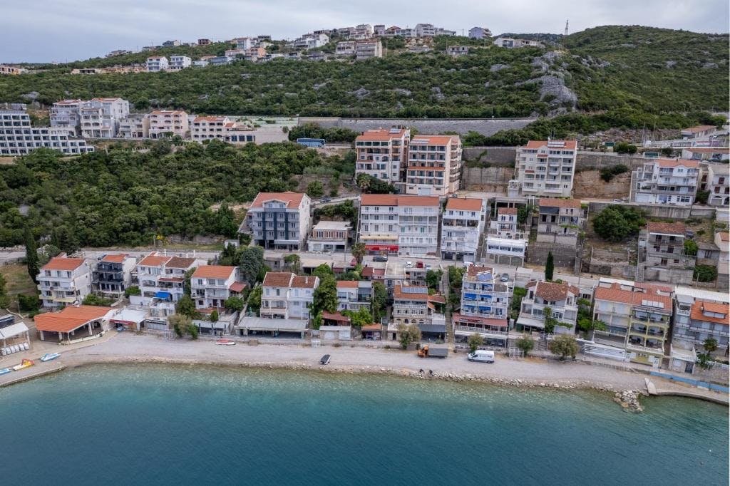 Hotel Adria - Ljetni odmor u Neumu, Neum, Bosna i Hercegovina - 383,50 EUR - 3x noćenje u dvokrevetnoj sobi za 2 osobe (dijete do 7 godina besplatno), Polupansion