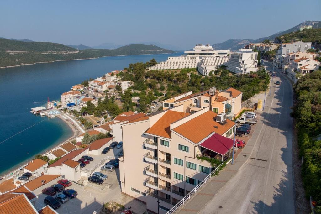 Hotel Adria - Ljetni odmor u Neumu, Neum, Bosna i Hercegovina - 460 EUR - 3x noćenje u trokrevetnoj sobi za 3 osobe (dijete do 7 godina besplatno), Polupanison