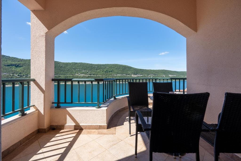 Hotel Adria - Ljetni odmor u Neumu, Neum, Bosna i Hercegovina - 583 EUR - 3x noćenje u apartmanu s dvije sobe za 4 osobe, Polupansion