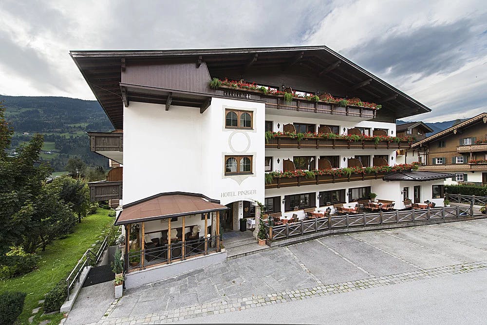 Hotel Zum Pinzger - Autentičan alpski odmor u Tirolu, Stumm im Zillertal, Austrija - 340 EUR - 2x noćenje u Standard dvokrevetnoj sobi s balkonom (2+0) za 2 osobe, Polupansion (bogat buffet doručak i večera u 4 slijeda s vegetarijanskim opcijama, uključujući salatni buffet)