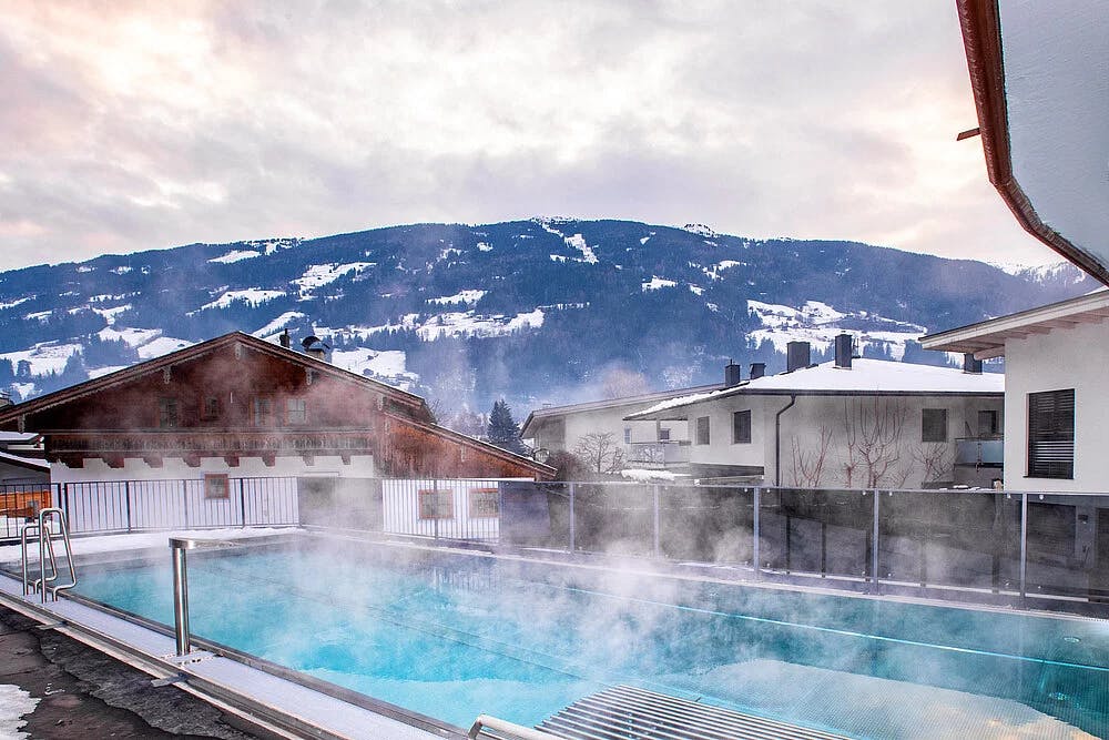 Hotel Zum Pinzger - Autentičan alpski odmor u Tirolu, Stumm im Zillertal, Austrija - 386 EUR - 2x noćenje u Superior dvokrevetnoj sobi s balkonom i dodatnim ležajem (2+2) za 2 osobe (1 dijete do 11,99 godina boravi besplatno), Polupansion (bogat buffet doručak i večera u 4 slijeda s vegetarijanskim opcijama, uključujući salatni buffet)