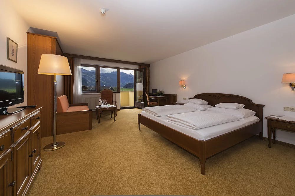 Hotel Zum Pinzger - Avtentičen alpski oddih v Tirolu, Stumm im Zillertal, Avstrija - 425 EUR - 2x nočitev v Superior dvoposteljni sobi z balkonom in dodatnim ležiščem (2+2) za 2 osebi (1 otrok do 11,99 let biva brezplačno), Polpenzion (bogat samopostrežni zajtrk in 4-hodni večerji meni z vegetarijanskimi možnostmi, vključno s solatnim bifejem)